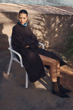 ABRIGO OVERSIZE CON CUELLO ALTO