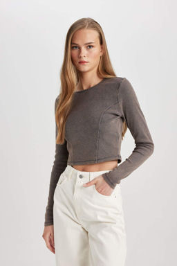 Приталенная футболка с длинными рукавами и круглым вырезом с эффектом потертостей