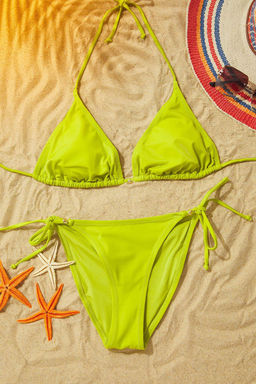 TRENDYOLMILLA Siyah Ucgen Aksesuarl? Regular Bikini Tak?m? TBESS25BT00055