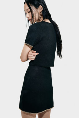 Falda de punto con cadena decorativa