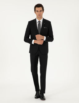 Черный костюм узкого кроя