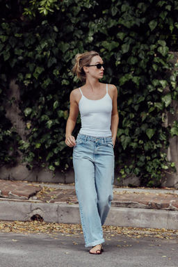 Z1975 RELAXED FIT MID-WAIST JEANS WITH TURN-UP HEMS