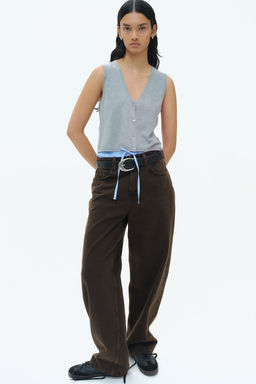 Sueter sin mangas con botonadura frontal