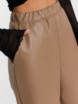 Брюки женские темно-бежевые из экокожи