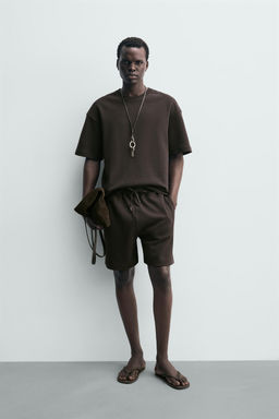 BERMUDA JOGGER RELAXED FIT INTERLOCK / Marr?n oscuro