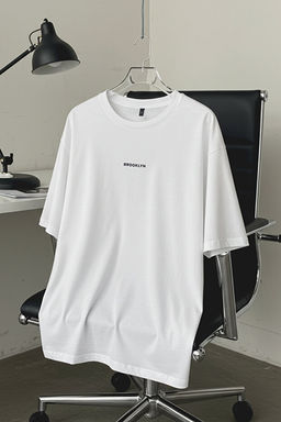 Beyaz Oversize/Geni_ Kesim %100 Pamuklu Brooklyn Bask_l_ Tok Kuma_ T-shirt TMNSS25TS00072