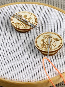 Игольница «Цветы» TEIRA, с магнитом, круглая, d=3 см, набор 2 шт., деревянная