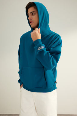TRENDYOL MAN Siyah Kapusonlu Oversize/Genis Kesim Nak?sl? Etiketli Yumusak Kumas Sweatshirt TMNAW24SW00031