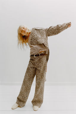 CAZADORA DENIM ANIMAL PRINT / Marr?n