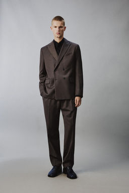 PANTAL?N REGULAR FIT TRAJE ESPIGA / Marr?n