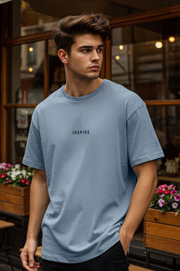 TRENDYOL MAN Mavi Oversize/Genis Kesim Bask?l? Dokulu Yumusak Kal?n T-Shirt TMNSS25TS00021