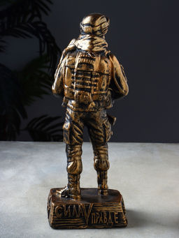 Фигура «Солдат СВО с ребёнком на руках», 34×13×10 см