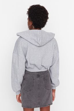 Gri Kal?n Ici Polarl? Kapusonlu V Yaka Rahat Kesim Crop Orme Sweatshirt TWOAW23SW00096