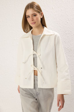 TRENDYOLMILLA Ekru Regular Baglama Detayl? Ince Ceket Mont TWOSS25MO00037
