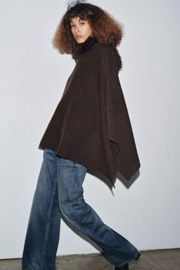 KNITTED CAPE WITH SHEEPSKIN