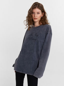 Джемпер женский черный с обработкой эйсид и надписью The joy of being ACID WASH черный янтарь +печать 122924