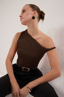 Trendyolmilla Kahverengi Asimetrik Yaka Buzgu/Drape Detayl? Fitted/Vucuda Oturan Orme Bluz TWOSS25BZ00279  фото 11