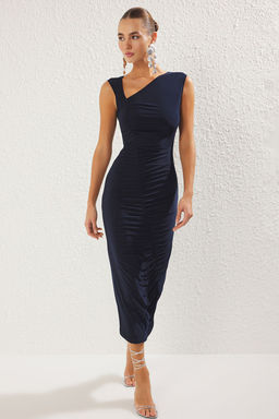 TRENDYOLMILLA Lacivert Vucuda Oturan Asimetrik Yaka Orme S?k Elbise TPRSS25EL00153