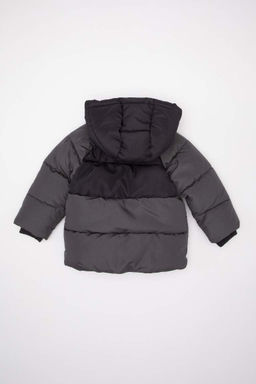 Водонепроницаемое пальто на флисовой подкладке с капюшоном для маленьких мальчиков - Defacto фото 4