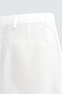 BERMUDA REGULAR FIT PLIEGUES / Blanco roto