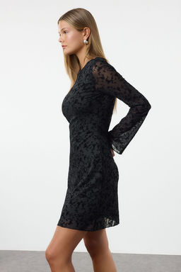 TRENDYOLMILLA Siyah Flok Bask?l? Vucuda Oturan Mini Orme Elbise TWOAW25EL00562 фото 2