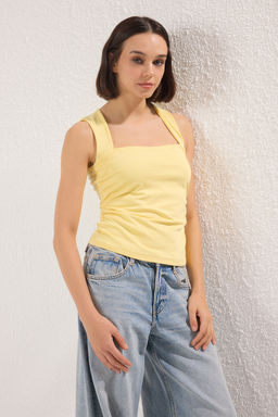 Ac?k Sar? Duz Kare Yaka Ask?l? Buzgulu Fitted/Vucuda Oturan Esnek Orme Bluz TWOSS24BZ00400