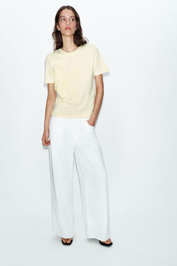 CAMISETA FLOR RELIEVE / Amarillo