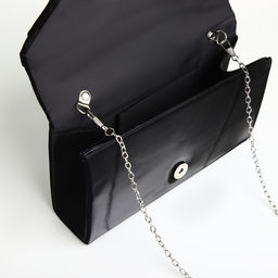 Сумка-клатч женская вечерняя на магните, на цепочке, с декоративной пряжкой, чёрная