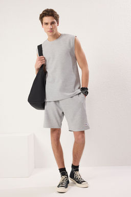 TRENDYOL MAN Gri Regular Fit Etiket Detayl? Atlet Sortlu Orme Pijama Tak?m? TMNSS25PT00028