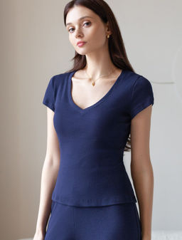 Футболка с V вырезом из фактурного трикотажа в рубчик