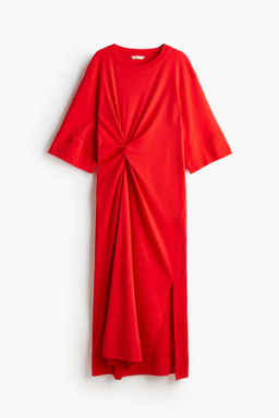 Vestido camiseta con detalle girado