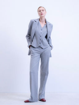 Серые брюки в тонкую полоску