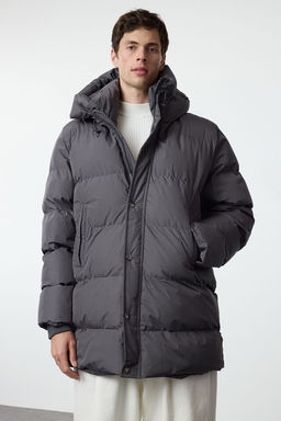 TRENDYOL MAN Antrasit Regular Fit Kapusonlu Fermuar Cepli Sisme K?sl?k Mont TMNAW25MO00021