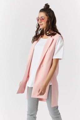 Жилет удлиненный прямой с разрезами по бокам из костюмной ткани нежно-розовый