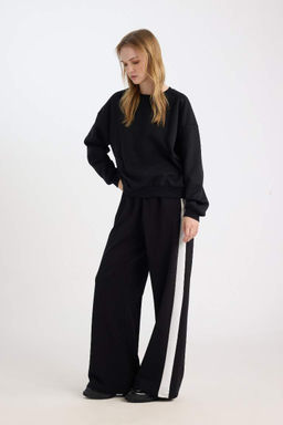 Стильные широкие спортивные штаны с широкими штанинами, эластичным поясом и полосками