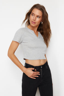 Gri Melanj %100 Pamuk V Yaka Detayl? Vucuda Oturan Crop Esnek Orme T-Shirt TWOSS24TS00194 - Trendyolmilla фото 2