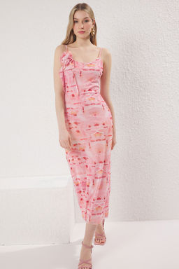TRENDYOLMILLA Pembe Soyut Bask?l? Tul Buzgu / Drape Maxi Orme Elbise TWOSS25EL00168