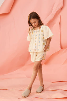 BERMUDA FLORES BORDADAS PUNTO DE CRUZ LIMITED EDITION / Crema