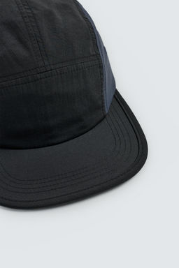 GORRA T?CNICA VISOR PLANO / Negro