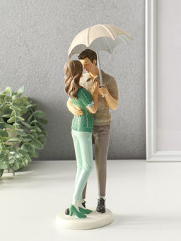 Фигура полистоун Влюблённые в вязанных джемперах, под зонтом, 8.5?9.5?25.5 см