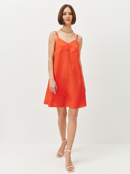 Платье мини на тонких бретелях с пуговицами по спинке