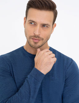 Базовый трикотажный свитер приталенного кроя цвета индиго с круглым вырезом - Cacharel фото 2