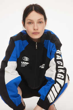 Chaqueta cortavientos oversize con estampado