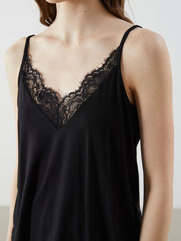 V Yaka Dantelli Ask?l? Kad?n ?ortlu Pijama Tak?m?