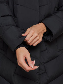 Пальто утепленное молодежное зимнее женское черного цвета 52355Ch - Holdluck фото 14