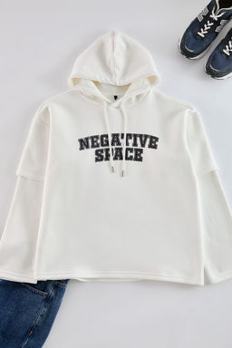 Ekru Oversize/Genis Kesim Cift Kol Yaz? Bask?l? Kapusonlu Sweatshirt TMNAW25SW00174 - Trendyolmilla фото 6
