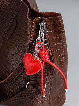 Брелок на карабине кожзам "Сердце" с узлом, красный 21х5,5х1,5 см