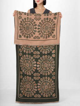 В составе ШЕРСТЬ и КАШЕМИР Большой, мягкий, теплый однотонный двусторонний палантин.