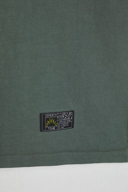Yesil Oversize/Genis Kesim Eskitme/Soluk Efekt Etiket Detayl? T-Shirt/Atlet TMNSS25AL00001 - Trendyolmilla фото 3