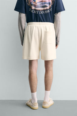 BERMUDA JOGGER BANDAS CONTRASTE / Blanco roto